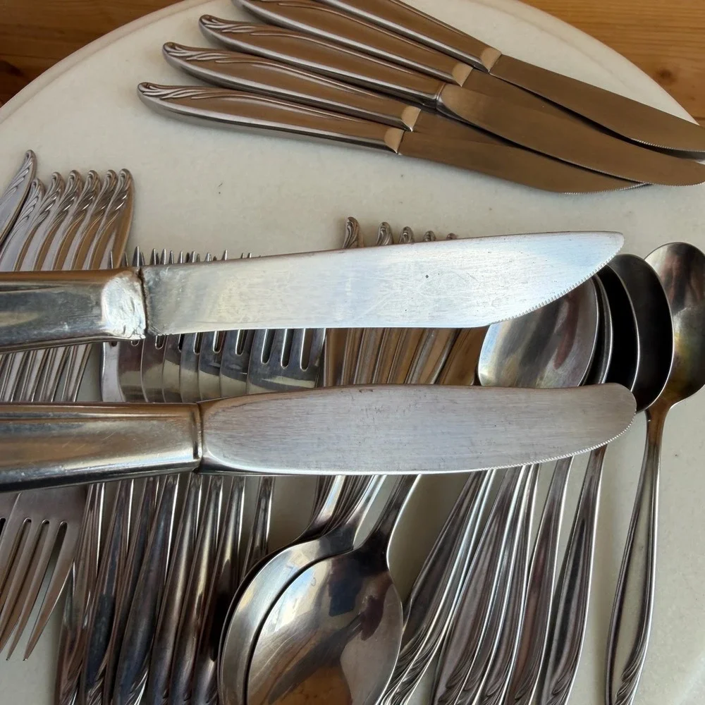 WM Rogers & Son Stainless Flatware Bermuda Vintage Swirl Set Of 37